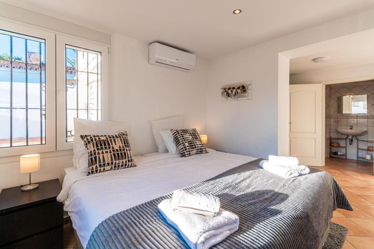 In The Second Line, Modern Beachfront Holiday Home In Costabella, Marbella Zewnętrze zdjęcie
