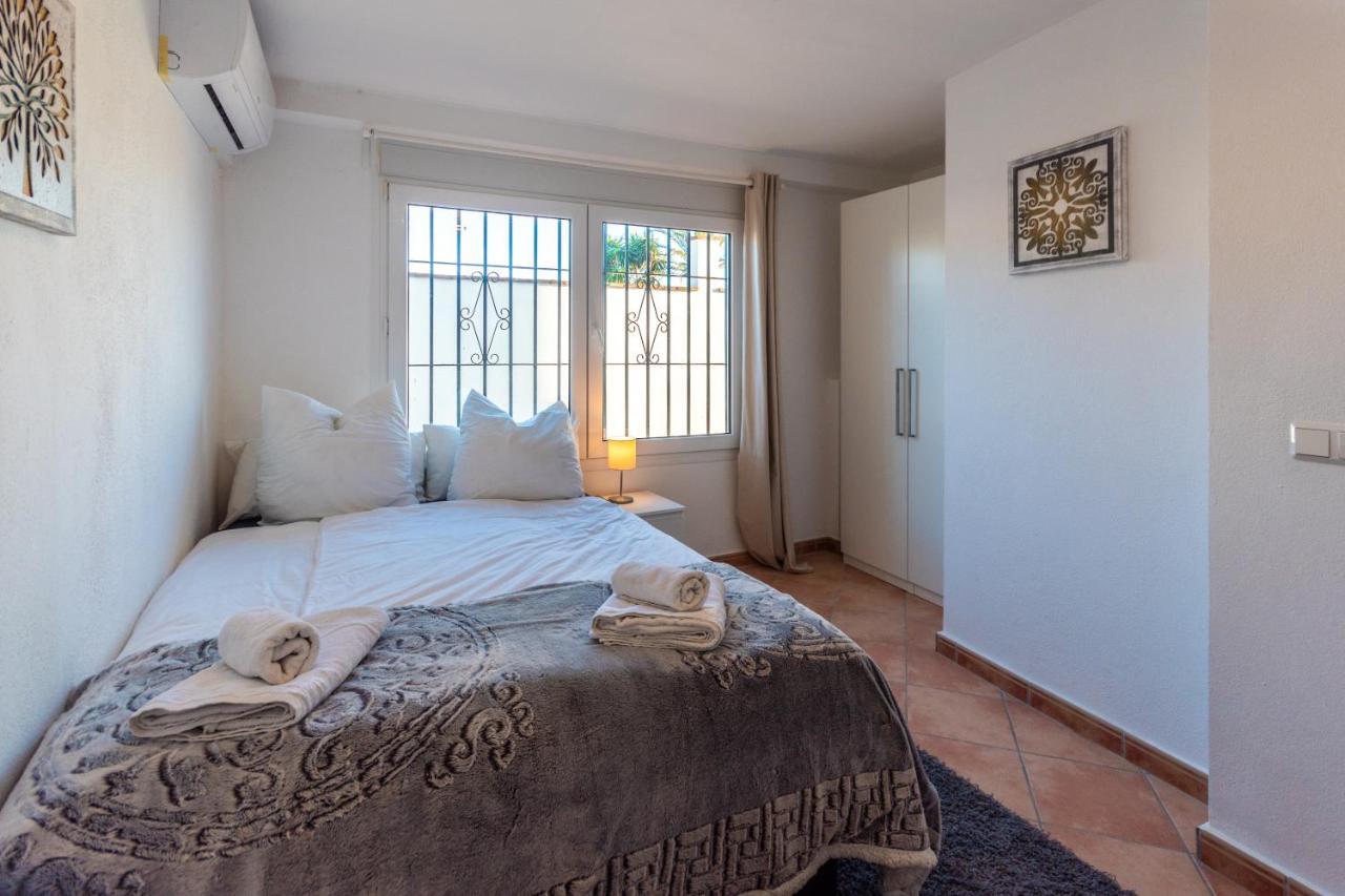 In The Second Line, Modern Beachfront Holiday Home In Costabella, Marbella Zewnętrze zdjęcie