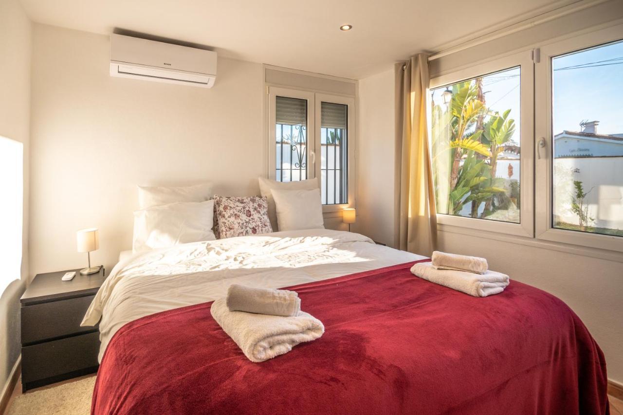 In The Second Line, Modern Beachfront Holiday Home In Costabella, Marbella Zewnętrze zdjęcie