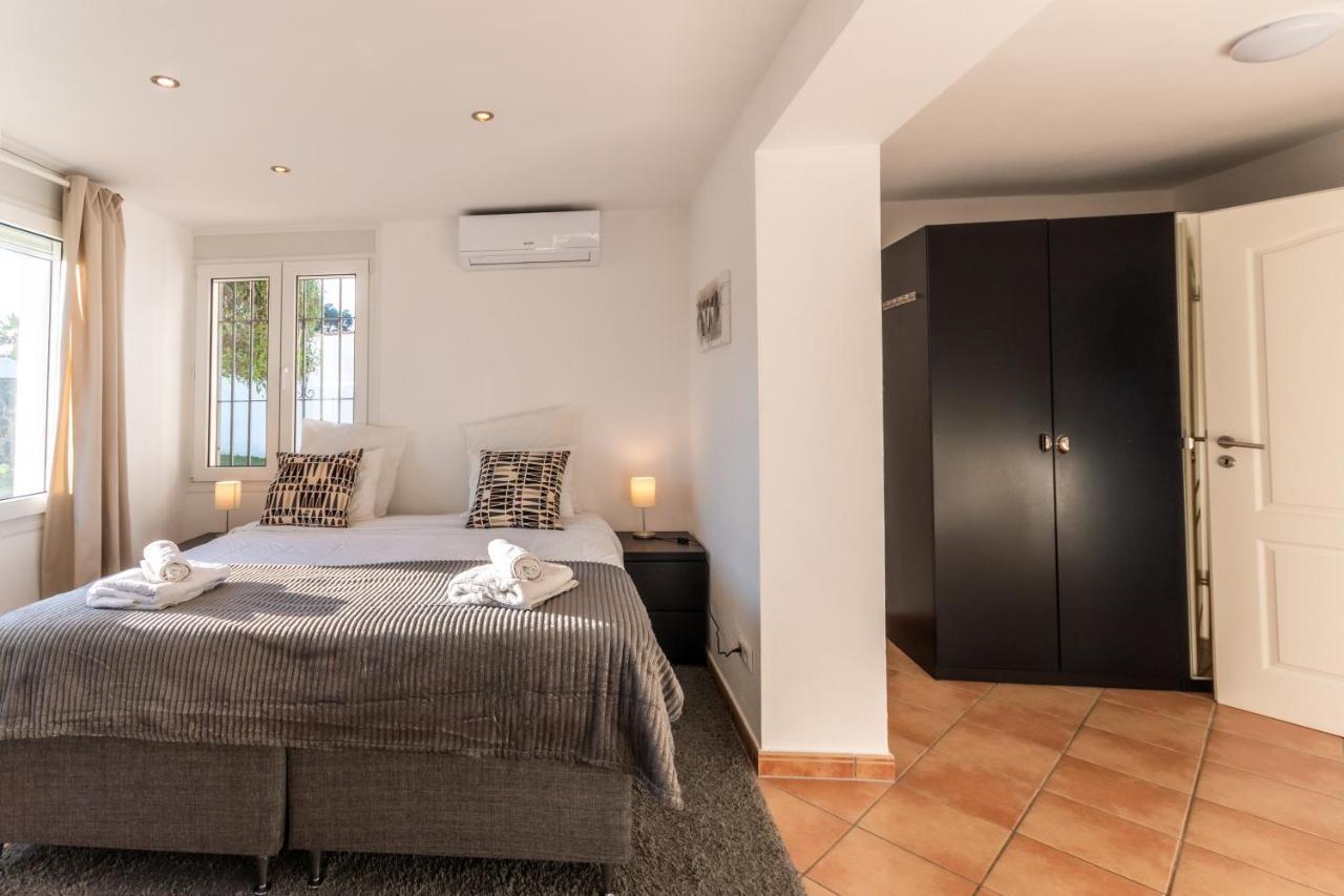 In The Second Line, Modern Beachfront Holiday Home In Costabella, Marbella Zewnętrze zdjęcie